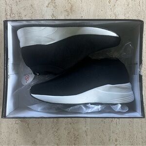 Women’s Waterproof Blondo size 7 black sneakers.